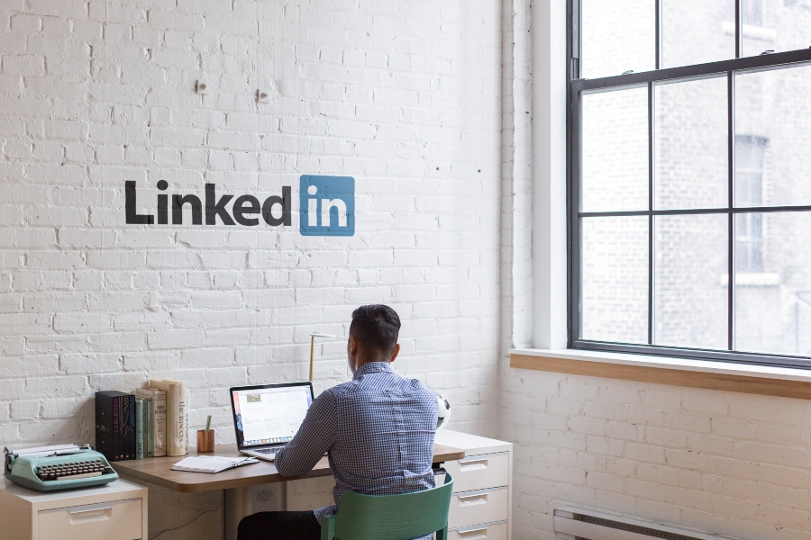 4 Ways To Stand Out on LinkedIn